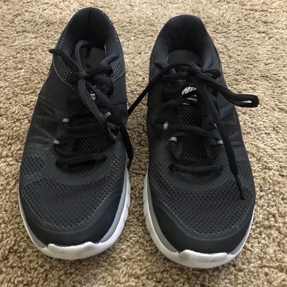 Nike | Athletic Shoes - Picture 2 of 5